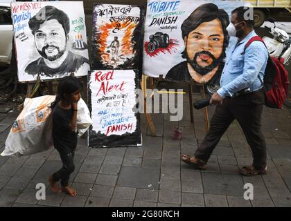 Mumbai, Indien. Juli 2021. In Mumbai kommen Menschen an einem Gemälde vorbei, das dem Fotojournalisten (Reuters) Danish Siddique Tribut zollt.der Fotojournalist wurde bei einem Kreuzfeuer zwischen Taliban-Aktivisten und afghanischen Streitkräften getötet. Kredit: SOPA Images Limited/Alamy Live Nachrichten Stockfoto