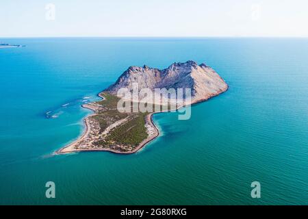 Luftaufnahme der Insel Alcatraz nahe der Küste der Kino Bay, Sonora Mexiko. Landschaft, Meer und Strand auf der Insel Alcatras, dem Golf von Kalifornien, dem Meer von Cortez oder Mar Bermejo, das zwischen der Halbinsel Baja California liegt. Touristenziel. Land, trockenes Land am Horizont. (Foto: Luis Gutierrez / NortePhoto.com) Vista aérea de isla Alcatraz cercana a la costa de la bahia de Kino, Sonora Mexico.paisaje, mar y playa en isla Alcatras el Golfo de California, Mar de Cortés o Mar Bermejo, que se encuentra entre la Península de Baja California. destino TURÍSTICO. tierra, tierra firme en el h Stockfoto