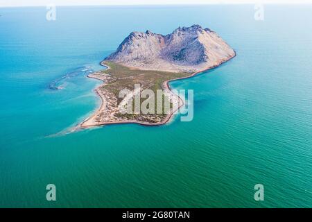 Luftaufnahme der Insel Alcatraz nahe der Küste der Kino Bay, Sonora Mexiko. Landschaft, Meer und Strand auf der Insel Alcatras, dem Golf von Kalifornien, dem Meer von Cortez oder Mar Bermejo, das zwischen der Halbinsel Baja California liegt. Touristenziel. Land, trockenes Land am Horizont. (Foto: Luis Gutierrez / NortePhoto.com) Vista aérea de isla Alcatraz cercana a la costa de la bahia de Kino, Sonora Mexico.paisaje, mar y playa en isla Alcatras el Golfo de California, Mar de Cortés o Mar Bermejo, que se encuentra entre la Península de Baja California. destino TURÍSTICO. tierra, tierra firme en el h Stockfoto