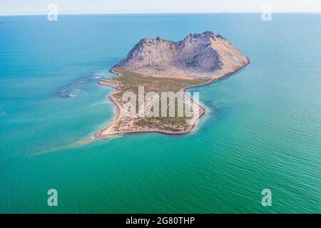Luftaufnahme der Insel Alcatraz nahe der Küste der Kino Bay, Sonora Mexiko. Landschaft, Meer und Strand auf der Insel Alcatras, dem Golf von Kalifornien, dem Meer von Cortez oder Mar Bermejo, das zwischen der Halbinsel Baja California liegt. Touristenziel. Land, trockenes Land am Horizont. (Foto: Luis Gutierrez / NortePhoto.com) Vista aérea de isla Alcatraz cercana a la costa de la bahia de Kino, Sonora Mexico.paisaje, mar y playa en isla Alcatras el Golfo de California, Mar de Cortés o Mar Bermejo, que se encuentra entre la Península de Baja California. destino TURÍSTICO. tierra, tierra firme en el h Stockfoto