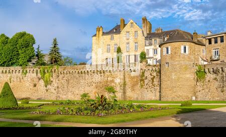 Vannes, alte Häuser im Wälle-Garten, mit der Kathedrale im Hintergrund Stockfoto