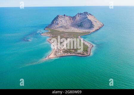 Luftaufnahme der Insel Alcatraz nahe der Küste der Kino Bay, Sonora Mexiko. Landschaft, Meer und Strand auf der Insel Alcatras, dem Golf von Kalifornien, dem Meer von Cortez oder Mar Bermejo, das zwischen der Halbinsel Baja California liegt. Touristenziel. Land, trockenes Land am Horizont. (Foto: Luis Gutierrez / NortePhoto.com) Vista aérea de isla Alcatraz cercana a la costa de la bahia de Kino, Sonora Mexico.paisaje, mar y playa en isla Alcatras el Golfo de California, Mar de Cortés o Mar Bermejo, que se encuentra entre la Península de Baja California. destino TURÍSTICO. tierra, tierra firme en el h Stockfoto