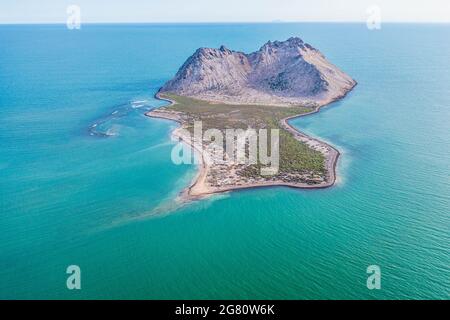 Luftaufnahme der Insel Alcatraz nahe der Küste der Kino Bay, Sonora Mexiko. Landschaft, Meer und Strand auf der Insel Alcatras, dem Golf von Kalifornien, dem Meer von Cortez oder Mar Bermejo, das zwischen der Halbinsel Baja California liegt. Touristenziel. Land, trockenes Land am Horizont. (Foto: Luis Gutierrez / NortePhoto.com) Vista aérea de isla Alcatraz cercana a la costa de la bahia de Kino, Sonora Mexico.paisaje, mar y playa en isla Alcatras el Golfo de California, Mar de Cortés o Mar Bermejo, que se encuentra entre la Península de Baja California. destino TURÍSTICO. tierra, tierra firme en el h Stockfoto