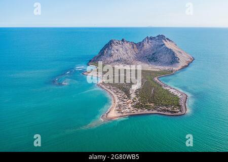 Luftaufnahme der Insel Alcatraz nahe der Küste der Kino Bay, Sonora Mexiko. Landschaft, Meer und Strand auf der Insel Alcatras, dem Golf von Kalifornien, dem Meer von Cortez oder Mar Bermejo, das zwischen der Halbinsel Baja California liegt. Touristenziel. Land, trockenes Land am Horizont. (Foto: Luis Gutierrez / NortePhoto.com) Vista aérea de isla Alcatraz cercana a la costa de la bahia de Kino, Sonora Mexico.paisaje, mar y playa en isla Alcatras el Golfo de California, Mar de Cortés o Mar Bermejo, que se encuentra entre la Península de Baja California. destino TURÍSTICO. tierra, tierra firme en el h Stockfoto