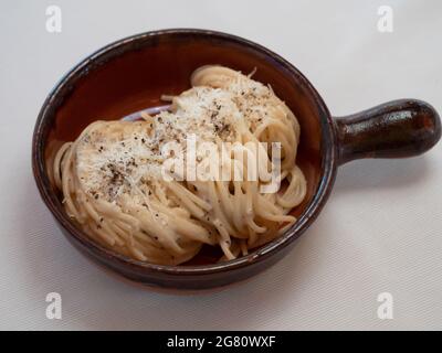 Spaghetti Cacio e Pepe mit italienischer Pasta mit Pecorino-Käse und Pfeffer Stockfoto