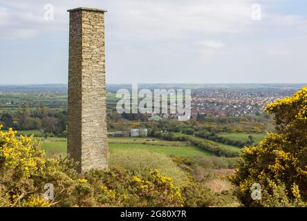 Ein alter Industriekamin aus dem South Engine House aus dem 19. Jahrhundert in den verwelkenden Bleiminen in Conlig in der Grafschaft Down, Nordirland Stockfoto