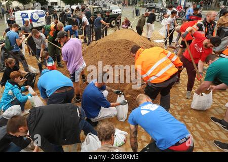 Erftstadt, Deutschland. Juli 2021. Viele Helfer füllen Sandsäcke. Sie werden benötigt, um Dämme zu sichern, die durch die Flut erweicht werden. Kredit: David Young/dpa/Alamy Live Nachrichten Stockfoto