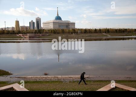 NUR SULTAN/KASACHSTAN - 04/28/2017: Blick auf den Fluss Ishim (Esil) und den Präsidentenpalast Stockfoto