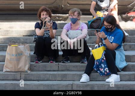 London, Großbritannien. Juli 2021. Menschen mit Gesichtsmasken werden am 16. Juli 2021 im Piccadilly Circus in London, Großbritannien, gesehen. Großbritannien hat mehr als 50,000 neue tägliche Coronavirus-Fälle verzeichnet, die höchste Zahl seit Mitte Januar, so offizielle Daten, die am Freitag veröffentlicht wurden. Quelle: Ray Tang/Xinhua/Alamy Live News Stockfoto