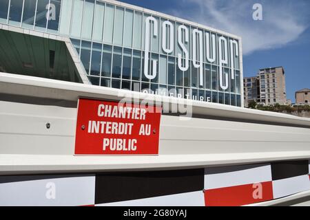 Marseille, Frankreich. Juli 2021. Nahaufnahme des Zauns um die Villa Mediterranee, die im Bau ist, in Marseille, Frankreich.die Villa Mediterranee wird im Jahr 2022 in Marseille, Frankreich, eine Nachbildung der Grotte Cosquer beherbergen. (Foto von Gerard Bottino/SOPA Images/Sipa USA) Quelle: SIPA USA/Alamy Live News Stockfoto