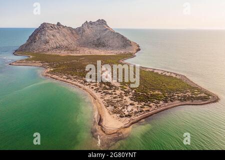 Luftaufnahme der Insel Alcatraz nahe der Küste der Kino Bay, Sonora Mexiko. Landschaft, Meer und Strand auf der Insel Alcatras, dem Golf von Kalifornien, dem Meer von Cortez oder Mar Bermejo, das zwischen der Halbinsel Baja California liegt. Touristenziel. Land, trockenes Land am Horizont. (Foto: Luis Gutierrez / NortePhoto.com) Vista aérea de isla Alcatraz cercana a la costa de la bahia de Kino, Sonora Mexico.paisaje, mar y playa en isla Alcatras el Golfo de California, Mar de Cortés o Mar Bermejo, que se encuentra entre la Península de Baja California. destino TURÍSTICO. tierra, tierra firme en el h Stockfoto