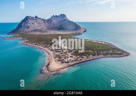 Luftaufnahme der Insel Alcatraz nahe der Küste der Kino Bay, Sonora Mexiko. Landschaft, Meer und Strand auf der Insel Alcatras, dem Golf von Kalifornien, dem Meer von Cortez oder Mar Bermejo, das zwischen der Halbinsel Baja California liegt. Touristenziel. Land, trockenes Land am Horizont. (Foto: Luis Gutierrez / NortePhoto.com) Vista aérea de isla Alcatraz cercana a la costa de la bahia de Kino, Sonora Mexico.paisaje, mar y playa en isla Alcatras el Golfo de California, Mar de Cortés o Mar Bermejo, que se encuentra entre la Península de Baja California. destino TURÍSTICO. tierra, tierra firme en el h Stockfoto