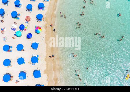 Blick von oben auf den berühmten Konnos Bay Beach. Bezirk Famagusta, Zypern Stockfoto