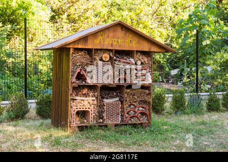 Rovarhotel (Insektenhotel) erbaut im Park von Lenck-Villa, Sopron, Ungarn Stockfoto