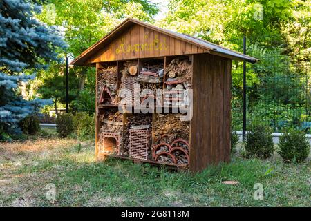 Rovarhotel (Insektenhotel) erbaut im Park von Lenck-Villa, Sopron, Ungarn Stockfoto