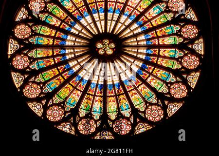 Strasbourg, Alace/ France - 10/10/2020: Rosette, riesiges, schönes Buntglasfenster, das sich im Inneren der Kathedrale notre dame in Straßburg befindet Stockfoto