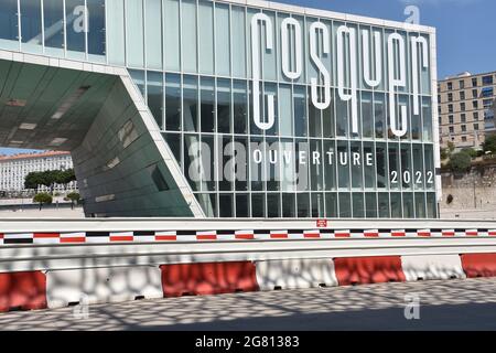 Marseille, Frankreich. Juli 2021. Die Villa Mediterranee ist aufgrund der Bauarbeiten in Marseille, Frankreich, von einem Zaun umgeben.die Villa Mediterranee wird im Jahr 2022 in Marseille, Frankreich, eine Nachbildung der Grotte Cosquer beherbergen. Kredit: Gerard Bottino/SOPA Images/ZUMA Wire/Alamy Live Nachrichten Stockfoto