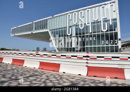 Marseille, Frankreich. Juli 2021. Die Villa Mediterranee ist aufgrund der Bauarbeiten in Marseille, Frankreich, von einem Zaun umgeben.die Villa Mediterranee wird im Jahr 2022 in Marseille, Frankreich, eine Nachbildung der Grotte Cosquer beherbergen. Kredit: Gerard Bottino/SOPA Images/ZUMA Wire/Alamy Live Nachrichten Stockfoto