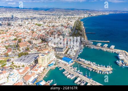 Luftaufnahme des Jachthafens von Limassol und des Alten Hafens. Zypern Stockfoto