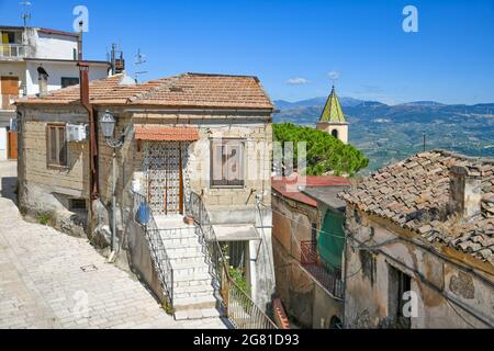 Eine Straße in Torrecuso, einer alten Stadt in der Provinz Benevento, Italien Stockfoto