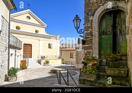 Eine Straße in Torrecuso, einer alten Stadt in der Provinz Benevento, Italien Stockfoto