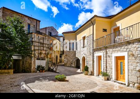 Eine Straße in Torrecuso, einer alten Stadt in der Provinz Benevento, Italien Stockfoto