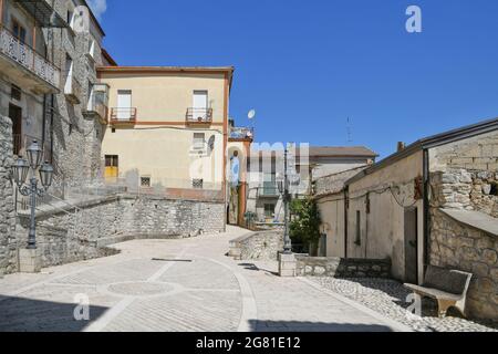 Eine Straße in Torrecuso, einer alten Stadt in der Provinz Benevento, Italien Stockfoto