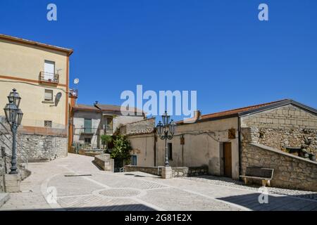 Eine Straße in Torrecuso, einer alten Stadt in der Provinz Benevento, Italien Stockfoto