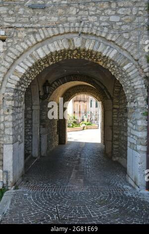 Eine Gasse zwischen den Häusern von Torrecuso, einer alten Stadt in der Provinz Benevento, Italien. Stockfoto