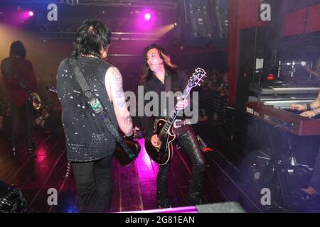 FORT LAUDERDALE, FL - 07. AUGUST: Jeff LaBar und Tom Keifer von Cinderella treten am 7. August 2010 im Revolution in Fort Lauderdale, Florida, auf. Personen: Tom Keifer Jeff LaBar, Kredit: Storms Media Group/Alamy Live News Stockfoto