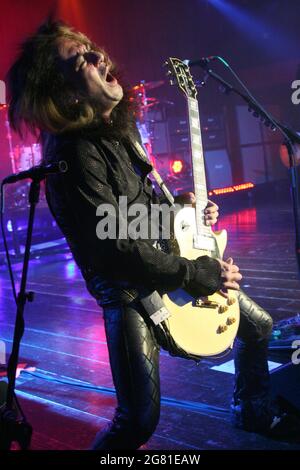 FORT LAUDERDALE, FL - 07. AUGUST: Jeff LaBar und Tom Keifer von Cinderella treten am 7. August 2010 im Revolution in Fort Lauderdale, Florida, auf. Personen: Tom Keifer Jeff LaBar, Kredit: Storms Media Group/Alamy Live News Stockfoto