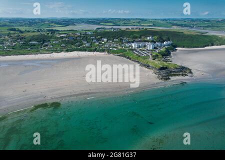 Luftaufnahme des Inchydoney Strandes in der Nähe von Clonakilty in Irland mit Menschen im türkisfarbenen Wasser an einem warmen Sommertag Stockfoto