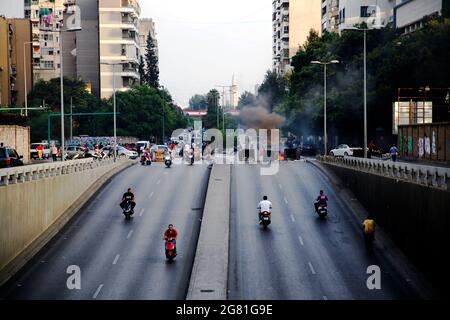 Beirut, Libanon. Juli 2021. Am 16. Juli 2021 wird in Beirut, Libanon, eine Straße von Demonstranten blockiert. Libanesische Demonstranten haben am Freitag, einen Tag nach dem Rücktritt des designierten Premierministers Saad Hariri, in Beirut zum zweiten Tag die Straßen gesperrt. Hariri kündigte am Donnerstag an, dass er es versäumt habe, ein Kabinett zu bilden, und zitierte dabei unversöhnliche Meinungsverschiedenheiten mit Präsident Michel Aoun. Die Ankündigung hat ein Dutzend Proteste im ganzen Land ausgelöst. Quelle: Bilal Jawich/Xinhua/Alamy Live News Stockfoto