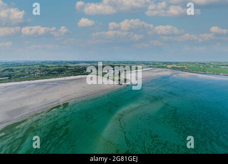 Luftaufnahme des Inchydoney Strandes in der Nähe von Clonakilty in Irland mit Menschen im türkisfarbenen Wasser an einem warmen Sommertag Stockfoto