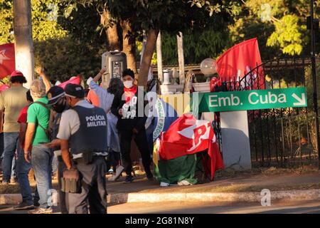 Brasilia, Brasilien. Juli 2021. (INT) Kubaner protestieren vor der kubanischen Botschaft in Brasilia. 16. Juli 2021, Brasilia, Federal District, Brasilien. Kubaner, die im Bundesdistrikt leben, protestieren am Freitag (16) vor der kubanischen Botschaft in Brasilia und fordern humanitäre Interventionen in Kuba. PT- und PC-Do-B-Kämpfer sind ebenfalls vor Ort. Quelle: Wellington Macedo/TheNews2 Quelle: Wellington Macedo/TheNEWS2/ZUMA Wire/Alamy Live News Stockfoto