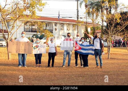 Brasilia, Brasilien. Juli 2021. (INT) Kubaner protestieren vor der kubanischen Botschaft in Brasilia. 16. Juli 2021, Brasilia, Federal District, Brasilien. Kubaner, die im Bundesdistrikt leben, protestieren am Freitag (16) vor der kubanischen Botschaft in Brasilia und fordern humanitäre Interventionen in Kuba. PT- und PC-Do-B-Kämpfer sind ebenfalls vor Ort. Quelle: Wellington Macedo/TheNews2 Quelle: Wellington Macedo/TheNEWS2/ZUMA Wire/Alamy Live News Stockfoto