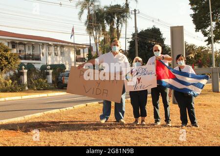 Brasilia, Brasilien. Juli 2021. (INT) Kubaner protestieren vor der kubanischen Botschaft in Brasilia. 16. Juli 2021, Brasilia, Federal District, Brasilien. Kubaner, die im Bundesdistrikt leben, protestieren am Freitag (16) vor der kubanischen Botschaft in Brasilia und fordern humanitäre Interventionen in Kuba. PT- und PC-Do-B-Kämpfer sind ebenfalls vor Ort. Quelle: Wellington Macedo/TheNews2 Quelle: Wellington Macedo/TheNEWS2/ZUMA Wire/Alamy Live News Stockfoto