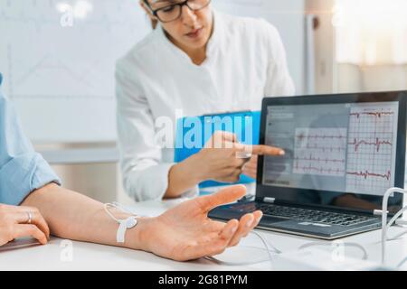 Hand mit Sensoren für die Herzfrequenzmessung Stockfoto