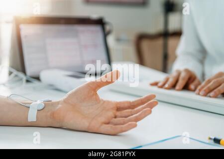 Hand mit angebrachten Sensoren Stockfoto