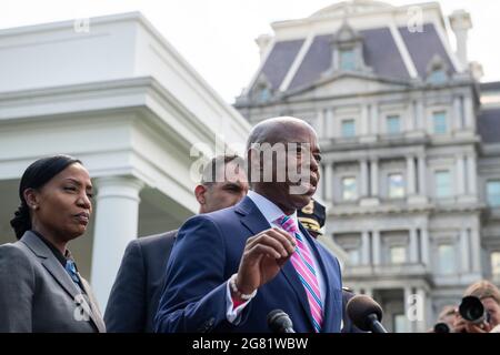 Eric Adams, der Präsident von Brooklyn, der 2021 für den Bürgermeister der Stadt New York nominierte Kandidat der Demokratischen Partei, spricht mit Reportern im Weißen Haus in Washington: DC nach seinem Treffen mit US-Präsident Joe Biden und US-Generalanwalt Merrick Garland und anderen, um die umfassende Strategie von Biden Administrationâs zur Reduzierung von Waffenverbrechen am Montag, den 12. Juli 2021, zu diskutieren. Kredit: Rod Lampey/CNP (BESCHRÄNKUNG: KEINE New York oder New Jersey Zeitungen oder Zeitungen innerhalb eines 75 Meilen Radius von New York City) Stockfoto