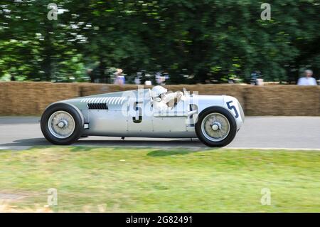 Auto Union Typ C historischer Grand-Prix-Rennwagen, der beim Goodwood Festival of Speed 2013 den Berg hinauf rast. Angetrieben von Nick Mason Stockfoto