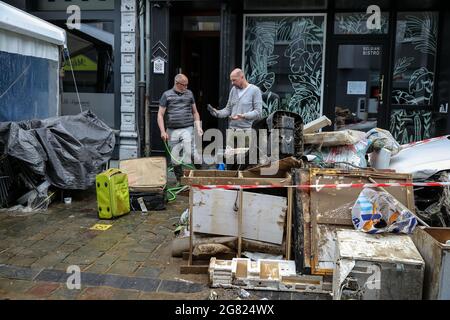 Verviers, Belgien. Juli 2021. Nach den Überschwemmungen in Verviers, Belgien, werfen Menschen zerbrochene Möbel weg, 16. Juli 2021. Belgien hat den 20. Juli zum nationalen Trauertag für die Opfer des Unwetters der letzten Tage erklärt. 21 Menschen starben und 18 wurden am Freitag nach Sturzfluten, bei denen Flüsse an ihren Ufern im Süden und Osten des Landes platzten, als vermisst gemeldet. Quelle: Zhang Cheng/Xinhua/Alamy Live News Stockfoto