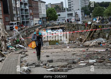 Verviers, Belgien. Juli 2021. Eine Frau geht nach den Überschwemmungen in Verviers, Belgien, am 16. Juli 2021 an einem mit Müll gefüllten Tunnel vorbei. Belgien hat den 20. Juli zum nationalen Trauertag für die Opfer des Unwetters der letzten Tage erklärt. 21 Menschen starben und 18 wurden am Freitag nach Sturzfluten, bei denen Flüsse an ihren Ufern im Süden und Osten des Landes platzten, als vermisst gemeldet. Quelle: Zhang Cheng/Xinhua/Alamy Live News Stockfoto