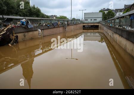 Verviers, Belgien. Juli 2021. Das Foto vom 16. Juli 2021 zeigt einen überfluteten Tunnel in Verviers, Belgien. Belgien hat den 20. Juli zum nationalen Trauertag für die Opfer des Unwetters der letzten Tage erklärt. 21 Menschen starben und 18 wurden am Freitag nach Sturzfluten, bei denen Flüsse an ihren Ufern im Süden und Osten des Landes platzten, als vermisst gemeldet. Quelle: Zhang Cheng/Xinhua/Alamy Live News Stockfoto