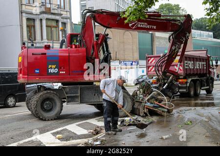 Verviers, Belgien. Juli 2021. Ein Mann macht nach den Überschwemmungen in Verviers, Belgien, den 16. Juli 2021, die Straße frei. Belgien hat den 20. Juli zum nationalen Trauertag für die Opfer des Unwetters der letzten Tage erklärt. 21 Menschen starben und 18 wurden am Freitag nach Sturzfluten, bei denen Flüsse an ihren Ufern im Süden und Osten des Landes platzten, als vermisst gemeldet. Quelle: Zhang Cheng/Xinhua/Alamy Live News Stockfoto