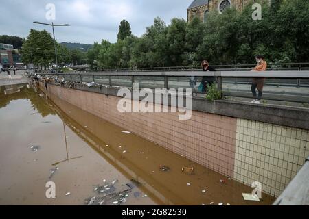 Verviers, Belgien. Juli 2021. Am 16. Juli 2021 schauen die Menschen in Verviers, Belgien, auf einen überfluteten Tunnel. Belgien hat den 20. Juli zum nationalen Trauertag für die Opfer des Unwetters der letzten Tage erklärt. 21 Menschen starben und 18 wurden am Freitag nach Sturzfluten, bei denen Flüsse an ihren Ufern im Süden und Osten des Landes platzten, als vermisst gemeldet. Quelle: Zhang Cheng/Xinhua/Alamy Live News Stockfoto