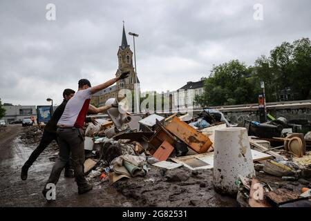 Verviers, Belgien. Juli 2021. Nach den Überschwemmungen in Verviers, Belgien, werfen Menschen zerbrochene Möbel weg, 16. Juli 2021. Belgien hat den 20. Juli zum nationalen Trauertag für die Opfer des Unwetters der letzten Tage erklärt. 21 Menschen starben und 18 wurden am Freitag nach Sturzfluten, bei denen Flüsse an ihren Ufern im Süden und Osten des Landes platzten, als vermisst gemeldet. Quelle: Zhang Cheng/Xinhua/Alamy Live News Stockfoto