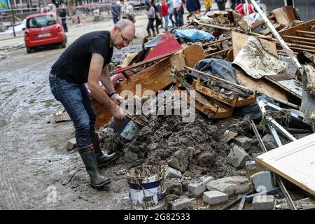 Verviers, Belgien. Juli 2021. Ein Mann reinigt den Schlamm nach den Überschwemmungen in Verviers, Belgien, 16. Juli 2021. Belgien hat den 20. Juli zum nationalen Trauertag für die Opfer des Unwetters der letzten Tage erklärt. 21 Menschen starben und 18 wurden am Freitag nach Sturzfluten, bei denen Flüsse an ihren Ufern im Süden und Osten des Landes platzten, als vermisst gemeldet. Quelle: Zhang Cheng/Xinhua/Alamy Live News Stockfoto