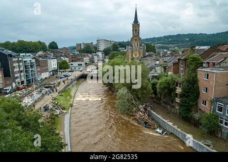 Verviers, Belgien. Juli 2021. Luftaufnahme vom 16. Juli 2021 zeigt gebrochene Bäume nach Überschwemmungen in Verviers, Belgien. Belgien hat den 20. Juli zum nationalen Trauertag für die Opfer des Unwetters der letzten Tage erklärt. 21 Menschen starben und 18 wurden am Freitag nach Sturzfluten, bei denen Flüsse an ihren Ufern im Süden und Osten des Landes platzten, als vermisst gemeldet. Quelle: Zhang Cheng/Xinhua/Alamy Live News Stockfoto