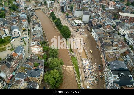 Verviers, Belgien. Juli 2021. Luftaufnahme vom 16. Juli 2021 zeigt eine Szene nach Überschwemmungen in Verviers, Belgien. Belgien hat den 20. Juli zum nationalen Trauertag für die Opfer des Unwetters der letzten Tage erklärt. 21 Menschen starben und 18 wurden am Freitag nach Sturzfluten, bei denen Flüsse an ihren Ufern im Süden und Osten des Landes platzten, als vermisst gemeldet. Quelle: Zhang Cheng/Xinhua/Alamy Live News Stockfoto